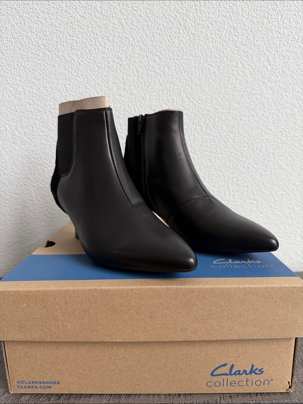 Clarks Kelley Erin Black Pointed Toe Leather Ankle Booties NIB - Picture 2 of 5